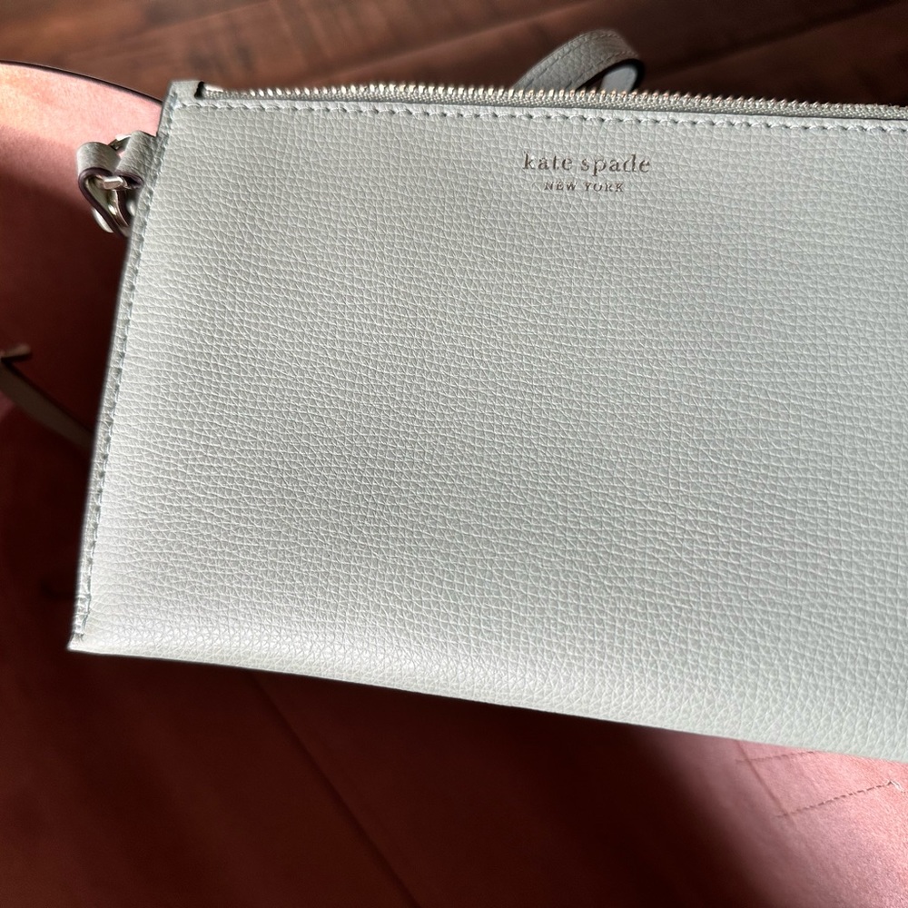 Large Kate Spade leather tote with matching zipper pouch. - Picture 6 of 10